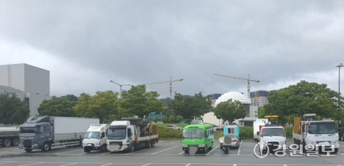 1st place Gangwon FC home stadium suffers from illegal parking