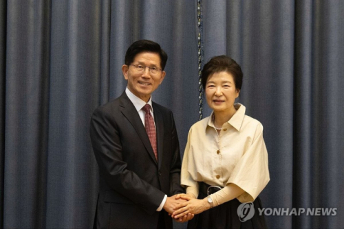 Kim Moon-soo, Park Geun-hye Meet ‘Queen of Elections