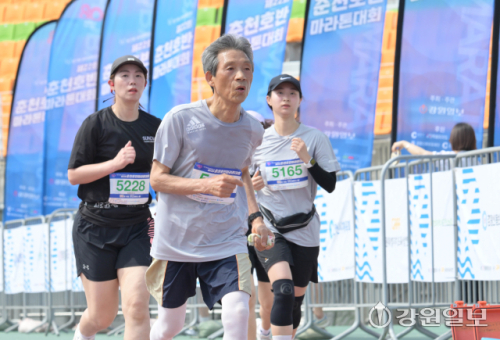 [포토뉴스]호반마라톤대회…'난 아직 청춘!'