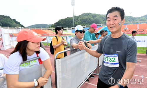[포토뉴스]호반마라톤대회 완주한 정광열 강원자치도 경제부지사