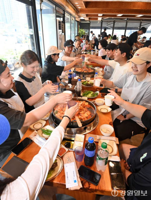 [포토뉴스]마라톤 완주하고 닭갈비 먹어요~