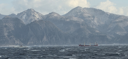 기관 고장으로 표류 러시아 화물선...해경, 16시간 사투로 암초와의 충돌... - 뉴스 썸네일 이미지