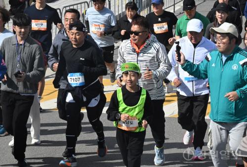 영웅의 고향길 달린다···삼척 황영조국제마라톤 25일 스타트