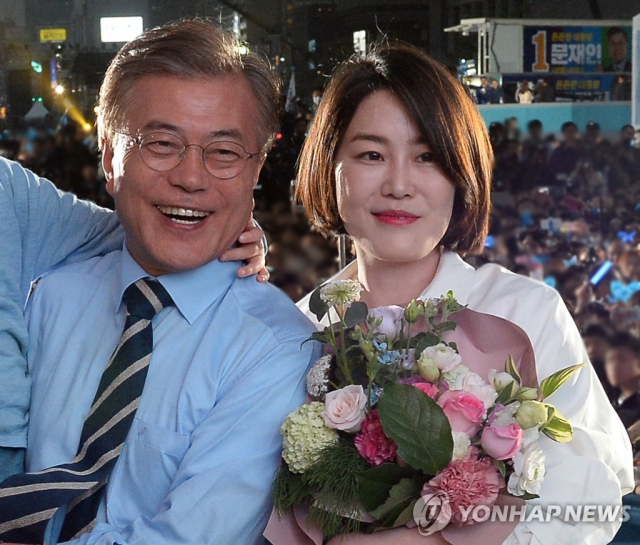 즈려밟고 이미지